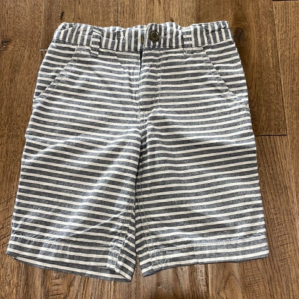 Old Navy boys blue and white striped shorts. Sz 6